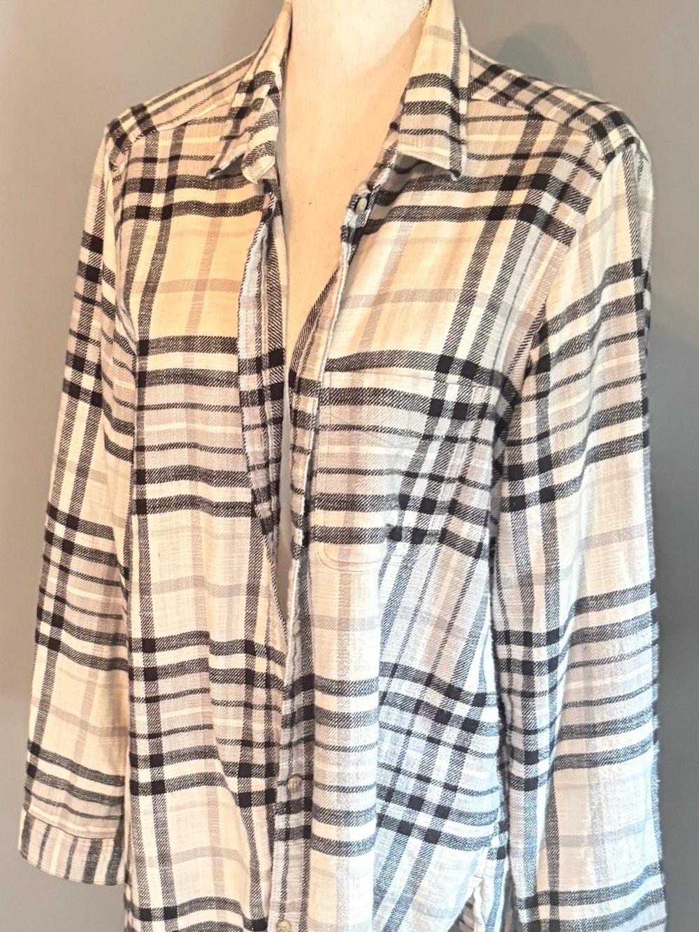 American Eagle Outfitters White and Black Plaid Button-Down Shirt